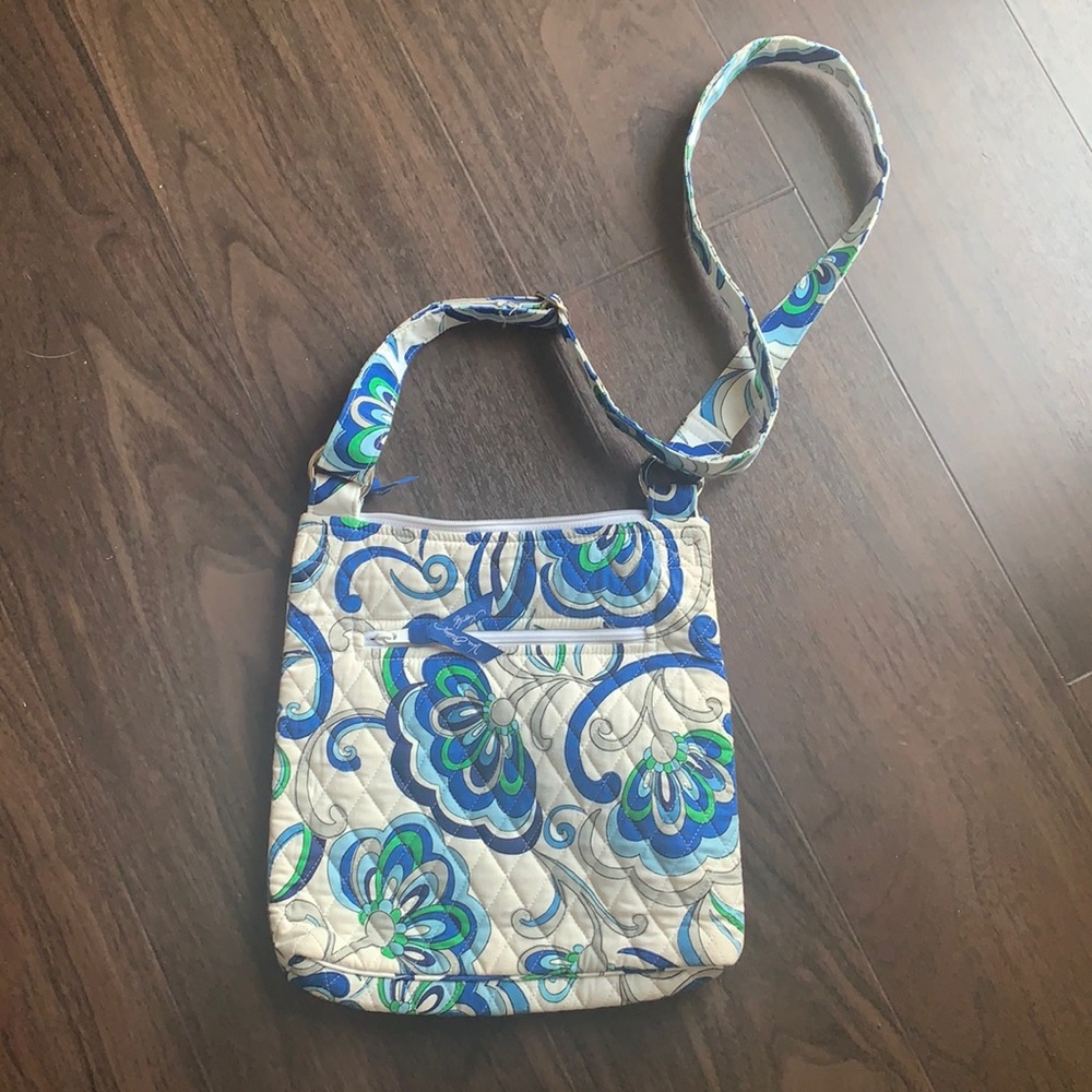 Like new Vera Bradley crossbody bag.